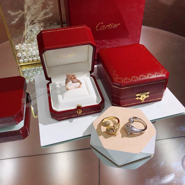 Cartier首飾 卡地亞最新火爆款戒指 925純銀鑲嵌高碳鑽 Cartier豹子祖母綠寶石戒指  zgk1421